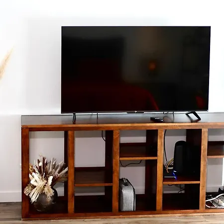 Hollywood Chic Studio With Free Parking-3